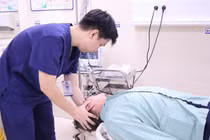 Chóng mặt dữ dội sau ngủ dậy, tưởng đột quỵ lại là sỏi tai