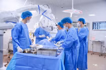 Đau bụng quanh rốn, cụ ông 77 tuổi thoát vị nghẹt nguy hiểm