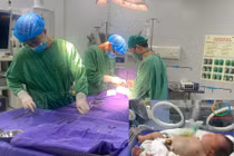 Mổ cứu thai nhi 2 ngày tuổi mắc bệnh lý hiếm ống rốn tràng