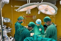 Liên viện mổ sọ não thức tỉnh, cứu cụ ông 75 tuổi thoát liệt