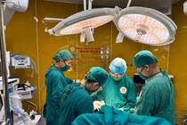 Liên viện mổ sọ não thức tỉnh, cứu cụ ông 75 tuổi thoát liệt