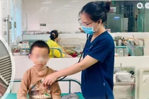 Trẻ 8 tuổi nguy kịch do uống nhầm bột thông cống