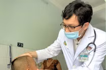 Cứu bé trai 4 tuổi bị đạn ná bắn chim găm vào hố sọ