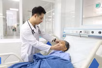 Cụ bà 71 tuổi phải múc bỏ nhãn cầu vì chó nhà tấn công