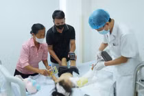 Áo chống nắng cuốn vào bánh xe, bé 4 tuổi bị đứt rời cánh tay