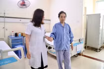 Lấy u tủy cột sống thắt lưng dài tới 15cm cho bệnh nhân ung thư vú