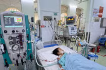 Bé 4 tuổi sốc sốt xuất huyết nguy kịch sau vài lần nôn ói