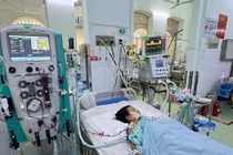 Bé 4 tuổi sốc sốt xuất huyết nguy kịch sau vài lần nôn ói