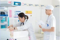 Báo động đỏ liên viện cứu bé gái non tháng bị đẻ rơi