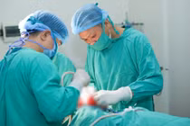 Trèo cây hái quả, người phụ nữ 48 tuổi ngã từ trên cao, vỡ lún đốt sống