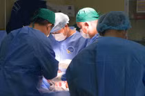 Đi lại bất cẩn, cụ bà 81 tuổi gãy liên mấu chuyển xương đùi nguy hiểm