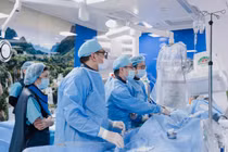 Khôi phục dòng máu nuôi tim cho bệnh nhân bị tái hẹp stent nghiêm trọng