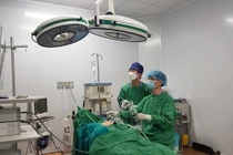 Trẻ chướng bụng, phân rò ra đường âm đạo vì không có hậu môn