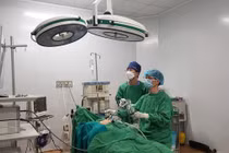 Trẻ chướng bụng, phân rò ra đường âm đạo vì không có hậu môn