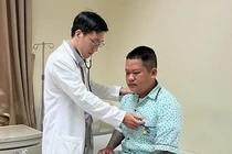 Đang khỏe mạnh chàng trai 30 tuổi đột quỵ khi đá bóng