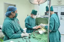 Loét hành tá tràng, người phụ nữ xuất huyết nguy kịch