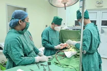 Loét hành tá tràng, người phụ nữ xuất huyết nguy kịch