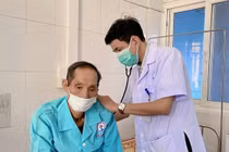 Ho ra máu tươi ồ ạt, người đàn ông 71 tuổi nguy kịch