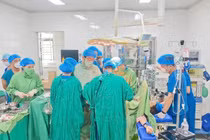 Hành trình vượt cạn của mẹ 40 tuổi rau cài răng lược