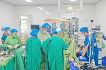 Hành trình vượt cạn của mẹ 40 tuổi rau cài răng lược