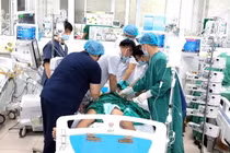 Ăn tiết canh hai bệnh nhân nhiễm khuẩn huyết phải lọc máu