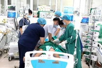 Ăn tiết canh hai bệnh nhân nhiễm khuẩn huyết phải lọc máu