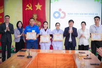 Tuyên dương 8 nhân viên y tế dũng cảm cứu người ở Bệnh viện Sản Nhi Nghệ An