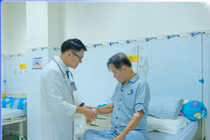 Xuyên đêm hồi sinh trái tim ngừng đập cho cụ ông 70 tuổi