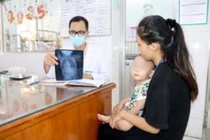 Hốt hoảng lấy kim băng trong miệng trẻ khiến dị vật tụt sâu