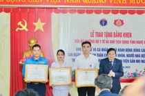 Trao bằng khen cho BV Sản Nhi Nghệ An và 8 cá nhân dũng cảm bảo vệ bệnh nhân