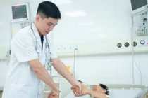 Cứu sống thanh niên 16 tuổi bị thang máy kẹp cổ nguy kịch