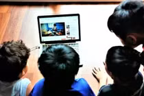 Cần 'vắc xin số' phù hợp để bảo vệ trẻ em trên không gian mạng