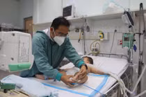 Đi khám viêm họng không ngờ trẻ tay chân miệng chủng virus EV71 nguy kịch