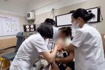 Bé gái 2 tuổi bị nhiều bọ chét ký sinh trên màng nhĩ do tiếp xúc chó mèo