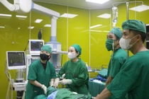 Ù tai kéo dài, trẻ 10 tuổi bị dị vật bít kín ống tai