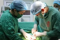 Kỳ tích bé trai chào đời từ ca mang song thai, 1 thai chửa ngoài tử cung