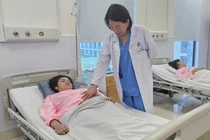 Ối vỡ non lẫn máu, sản phụ và thai nhi nguy kịch vì rau bong non