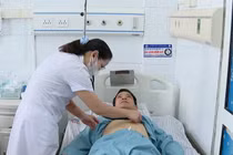 Kỹ thuật TIPS nút mạch cho người bệnh xơ gan giãn tĩnh mạch thực quản 5 năm 