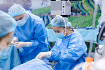 Ca mổ mắt kết hợp 3 kỹ thuật phức tạp phục hồi thị lực cho bệnh nhân 