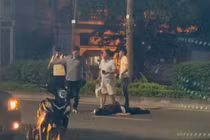  Thanh niên đang đi xe máy ngất xỉu được điều dưỡng sơ cứu thành công