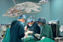 Hoại tử, lộ xương cột sống nguy kịch vì vi khuẩn đa kháng