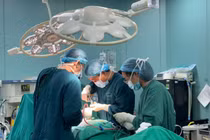 Hoại tử, lộ xương cột sống nguy kịch vì vi khuẩn đa kháng