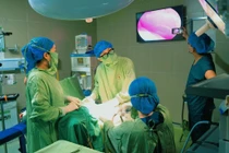 Mùi hôi kéo dài, bé gái 7 tuổi bị bông gạc dính chặt âm đạo