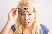 Lý do thị lực suy giảm dù mới ngoài 30 tuổi