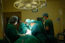 Thang máy kẹp cổ trong lúc làm việc, người đàn ông nguy kịch