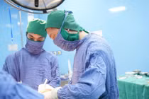 Bấm khuyên, cô gái 32 tuổi phải mổ cắt bỏ u xơ vành tai tái phát lần 6