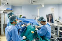 Lần đầu tiên Việt Nam đưa thận ra ngoài cắt khối phình khổng lồ và ghép lại 