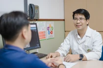 Suy thận độ 2, nhiễm trùng tiết niệu nặng vì chủ quan cơn đau sỏi