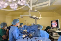 Dùng thuốc khớp 24 năm, người phụ nữ hồi sinh nhờ ghép thận từ con gái