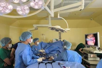 Dùng thuốc khớp 24 năm, người phụ nữ hồi sinh nhờ ghép thận từ con gái